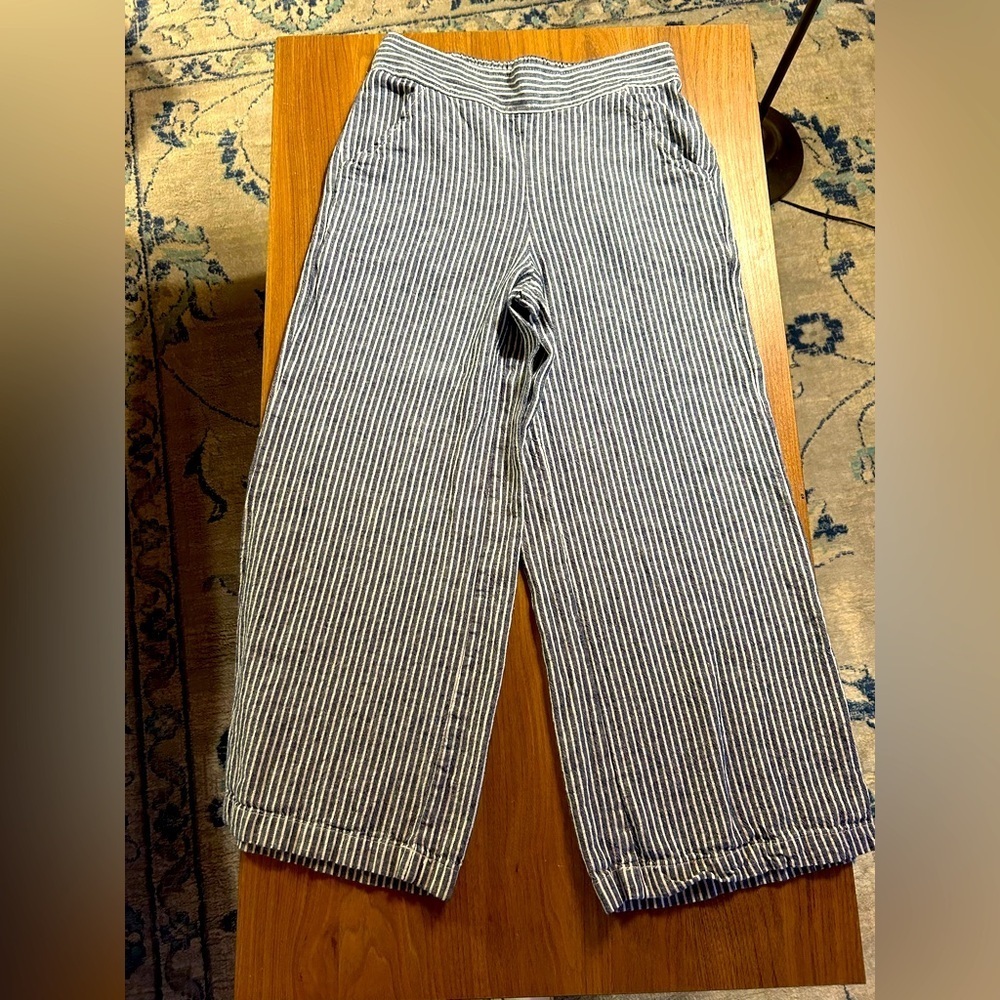 Wide leg Linen/Rayon XS white & navy blue capri pants, great w denim jacket/top